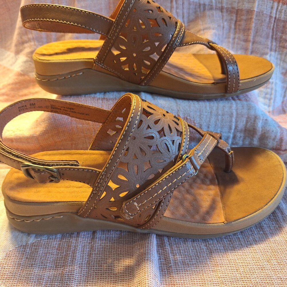 Baretraps Women's Thong Sandal Tan 8M - Picture 3 of 5